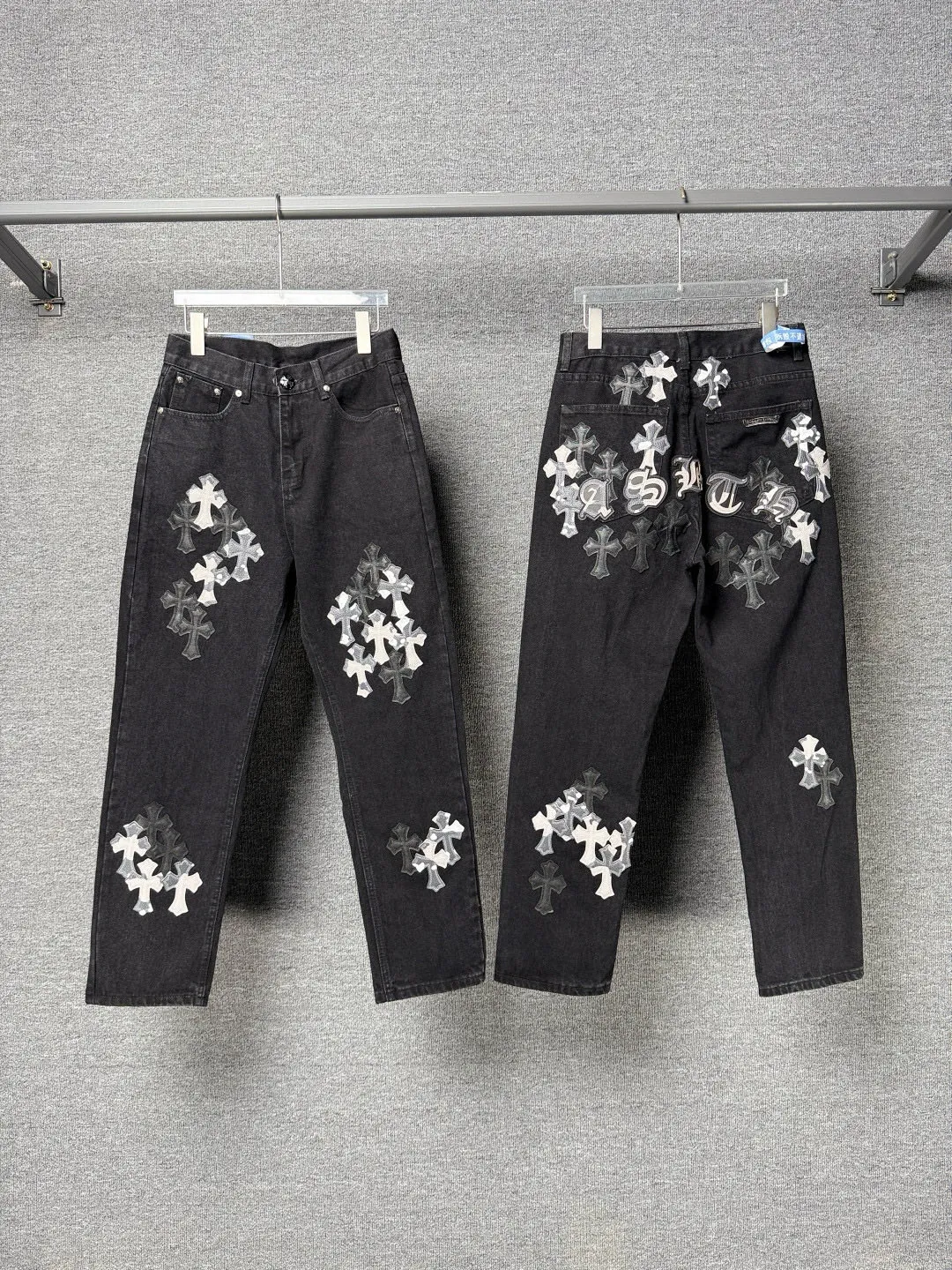 P260 💰 (Top version) Chrome hearts washed jeans with black multi-leather elements and full details. It truly restores the ultimate texture of Vintage. Three-dimensional version. Loose and comfortable, not picky about the figure. It looks taller and slimmer. Factory precision. Original factory quality control. Same style for men and women. Can be matched with couples. Versatile recommendation. Must-have jeans for all seasons. Fashionistas have been disappointed. From the quality selection of fabrics, the tailoring of details, and the matching of patterns, they are all impeccable! The upper body is so handsome when worn...it can be easily worn by men, women and children! The craftsmanship is made of heavy-duty washed pure cotton denim fabric. After washing, it is soft and thick. It is very stylish when worn on the body. Color: black Size: 28-30-32-34-36 (corresponding to S-M-L-XL-XXL)